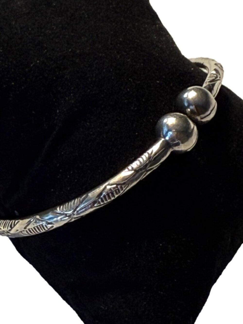 VINTAGE STERLING SILVER BANGLE BRACELET 22g WEST INDIES ISLAND BALL DESIGN 7.25"